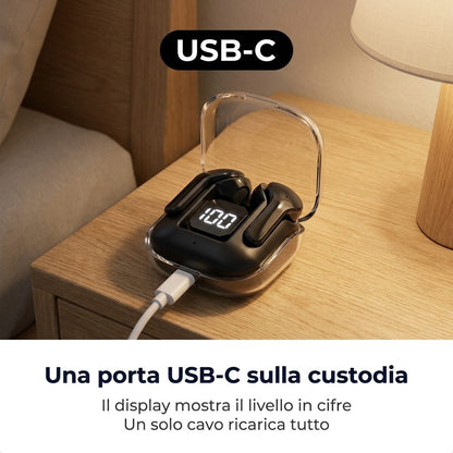 La porta USB-C della custodia: un solo cavo ricarica tutto, il display mostra il livello