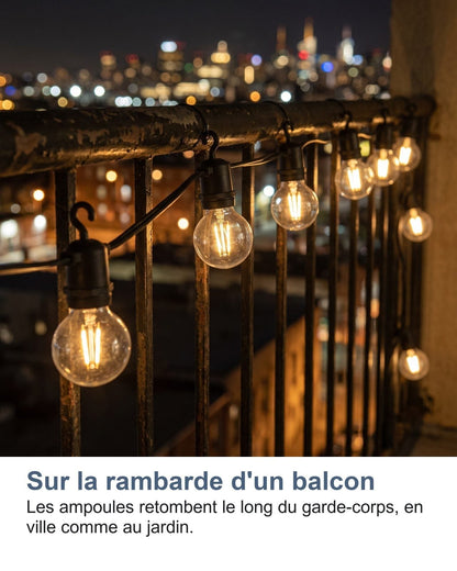 Sulla ringhiera di un balcone: le lampadine ricadono lungo il parapetto, in città come in giardino