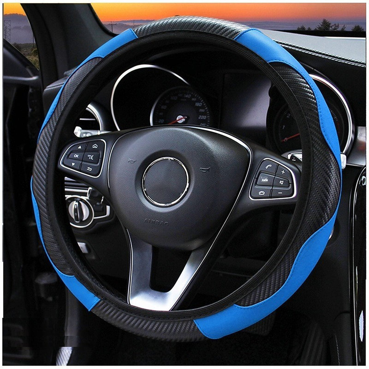 Coprivolante auto blu e nero, montato su un volante