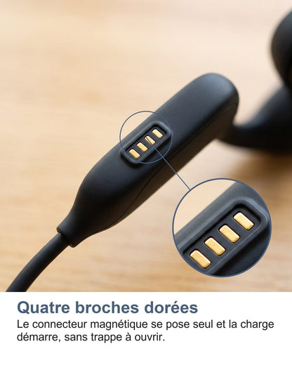 Quattro pin dorati: il connettore magnetico si aggancia da solo e la carica parte, senza sportellino da aprire