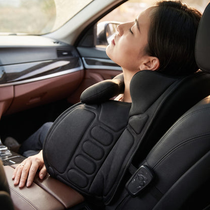 Persona rilassata contro il cuscino massaggiante shiatsu riscaldato in auto