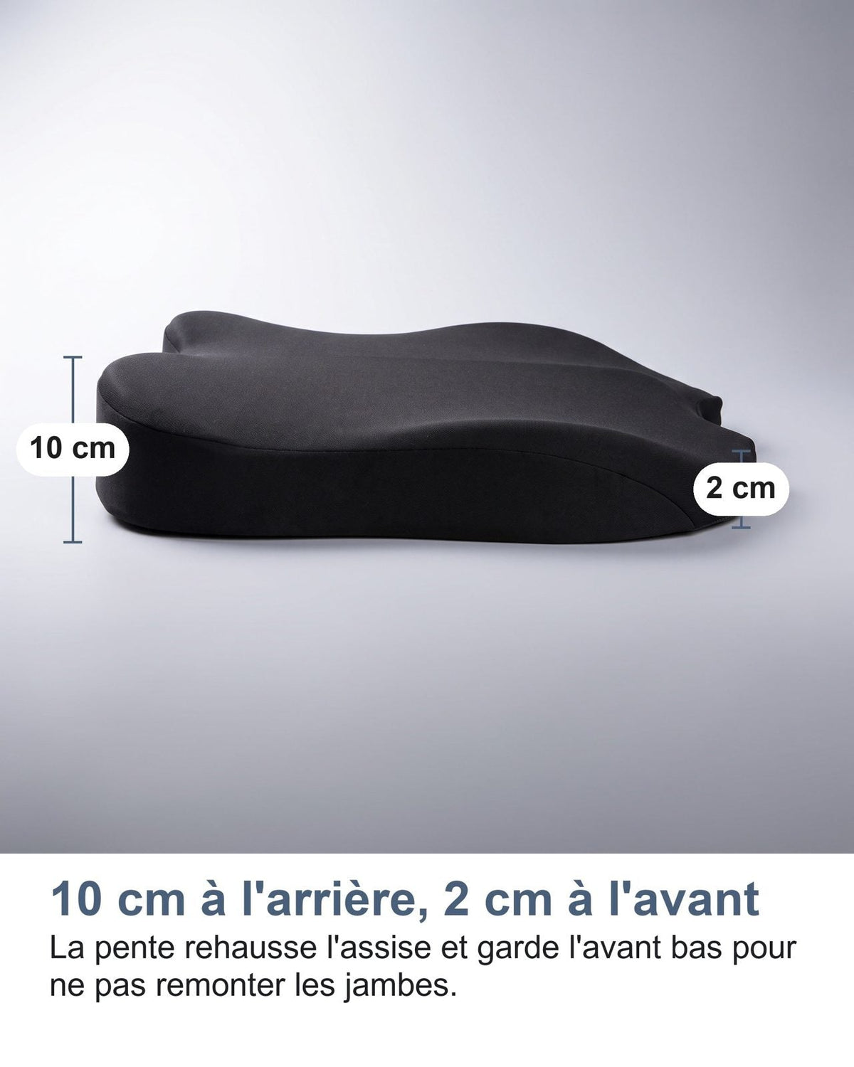 10 cm dietro, 2 cm davanti: la pendenza rialza la seduta e tiene bassa la parte davanti per non sollevare le gambe