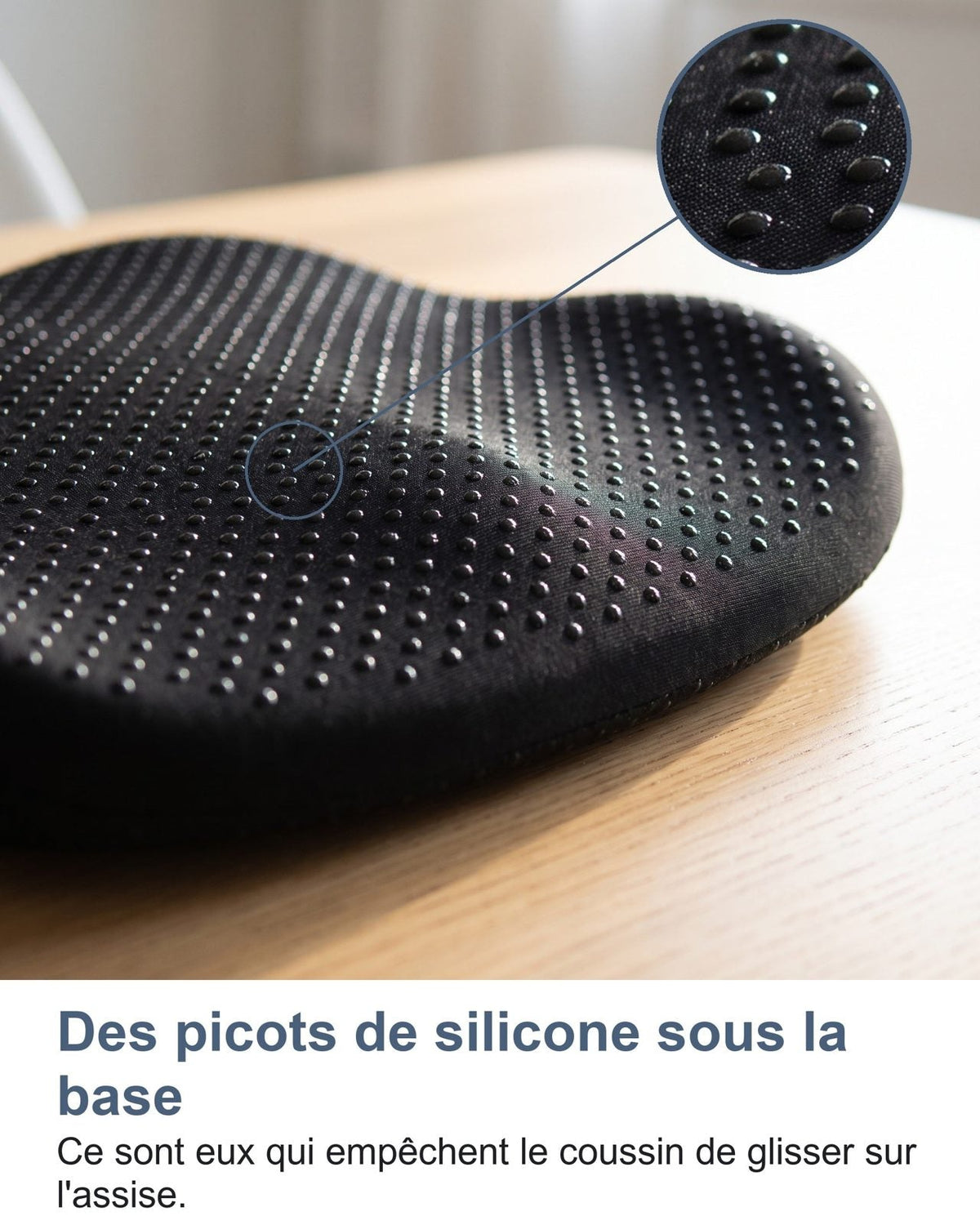 Puntini di silicone sotto la base: sono loro a impedire al cuscino di scivolare sulla seduta
