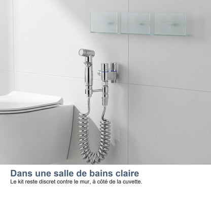 La doccetta WC in un bagno luminoso