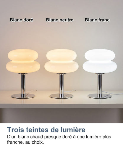 Tre lampade identiche accese nelle tre tonalità di luce