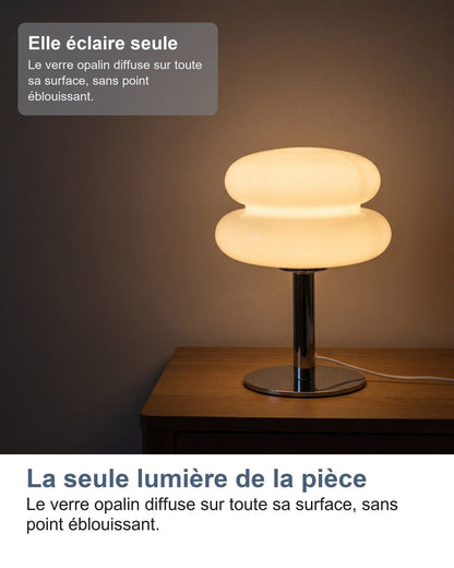La lampada, unica fonte di luce di una camera la sera