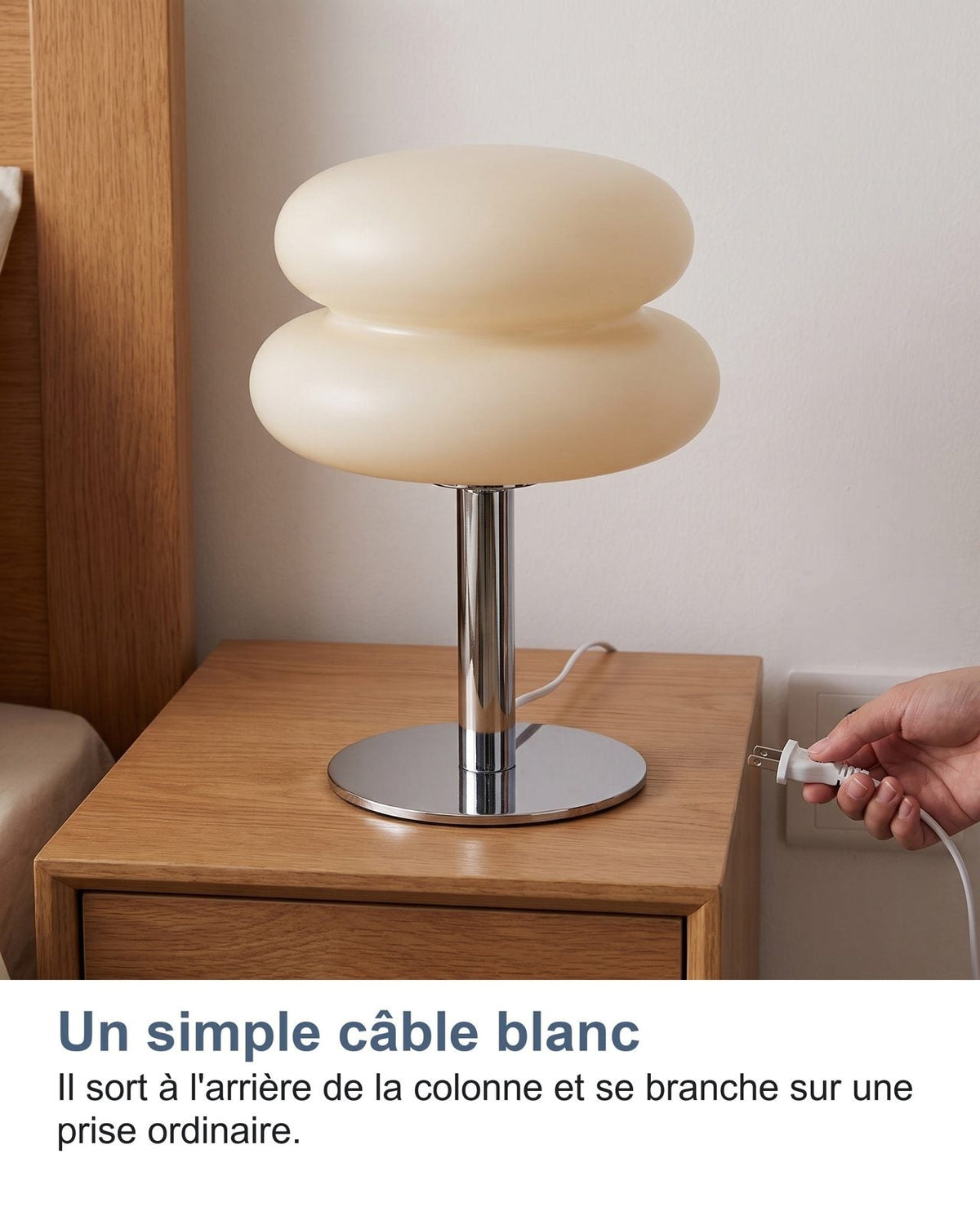 Il cavo bianco della lampada collegato a una presa a muro