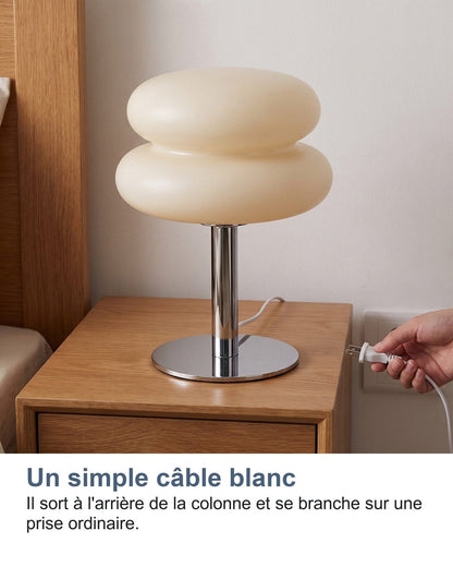 Il cavo bianco della lampada collegato a una presa a muro