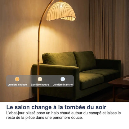 Lampada da terra ad arco accesa la sera, alone caldo su un divano