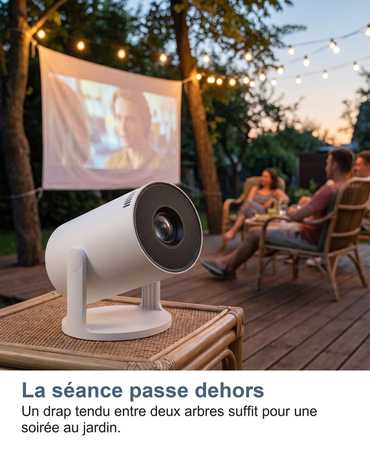 Serata cinema in giardino con il mini proiettore portatile