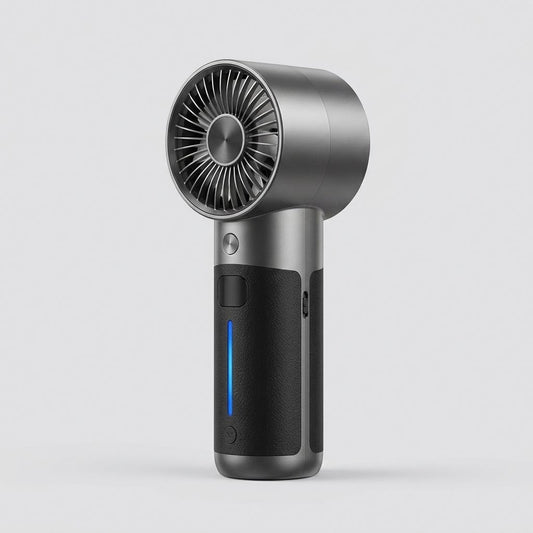 Mini ventilatore portatile turbo nero tenuto in mano all'aperto