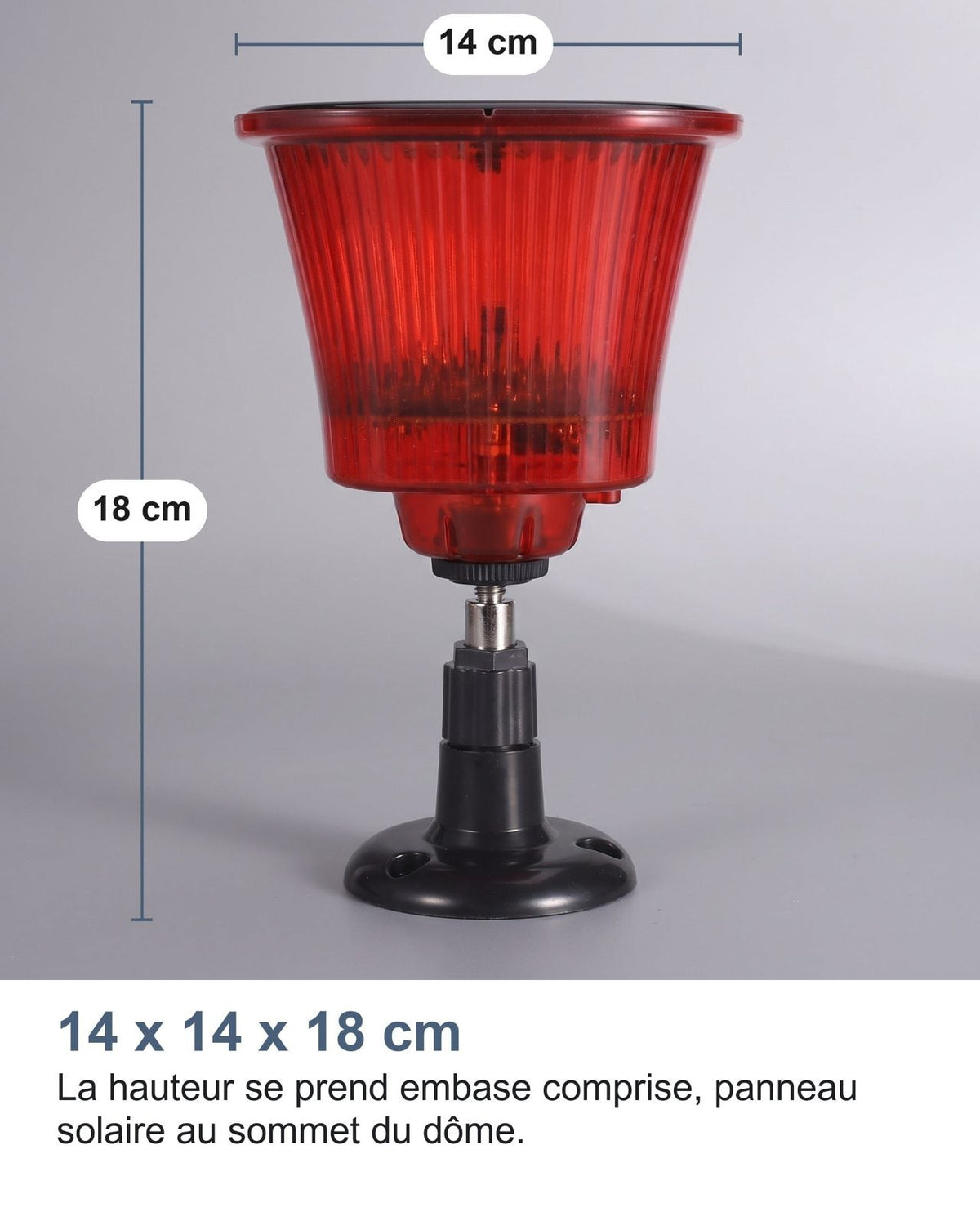 14 x 14 x 18 cm: l'altezza si misura base compresa, pannello solare in cima alla cupola