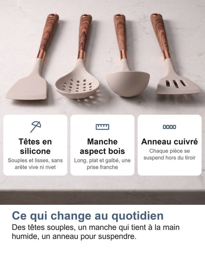 Quattro utensili e tre schede: teste in silicone, manico effetto legno, anello ramato