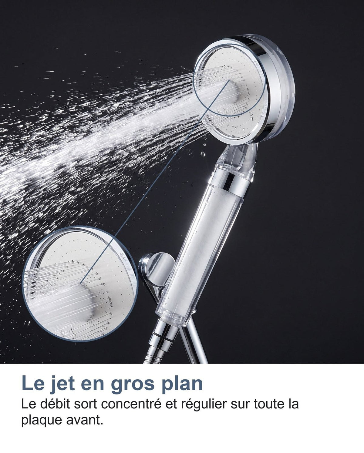Getto d'acqua potente che esce dal soffione doccia con filtro