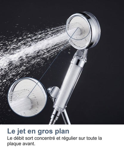 Getto d'acqua potente che esce dal soffione doccia con filtro