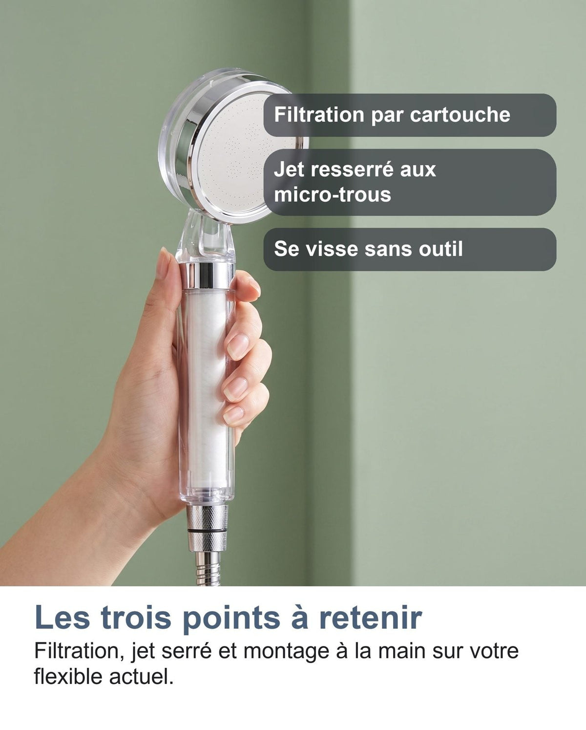 Il soffione doccia con filtro tenuto in mano
