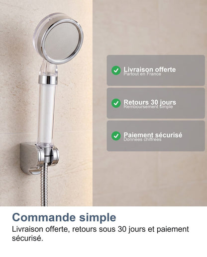 Il soffione doccia con filtro in un bagno