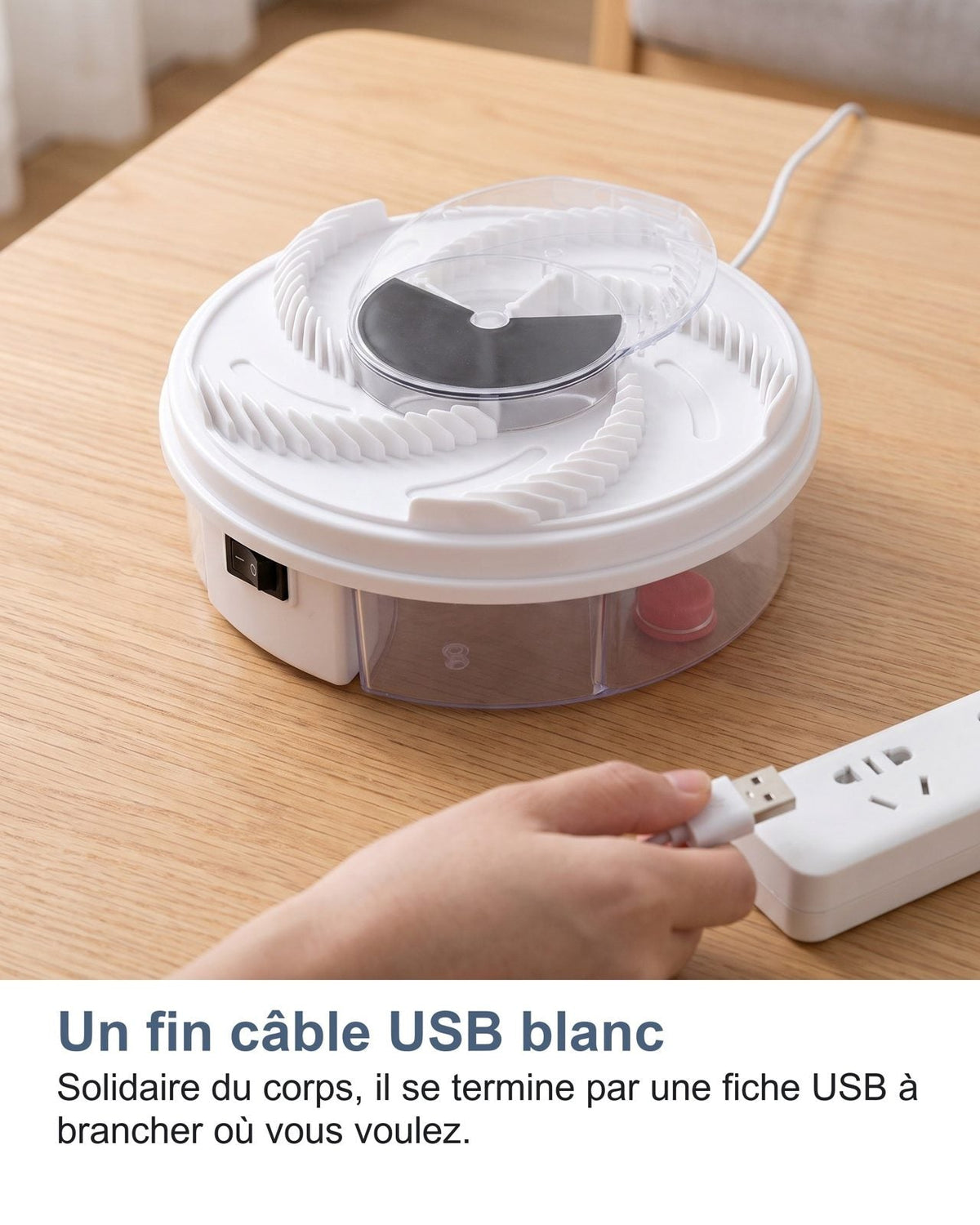 Un sottile cavo USB bianco, fisso al corpo, con una spina USB da collegare dove vuoi