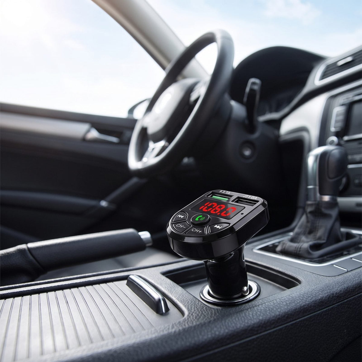 Trasmettitore FM Bluetooth per auto collegato vicino alla leva del cambio, vista ravvicinata