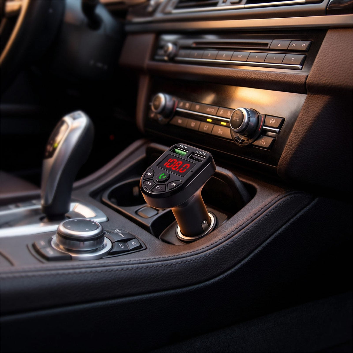 Trasmettitore FM Bluetooth collegato alla presa accendisigari di un'auto, schermo a LED rossi acceso