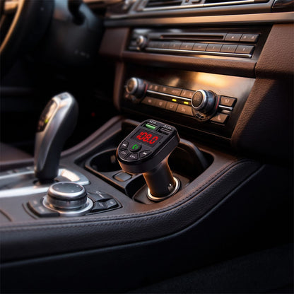 Trasmettitore FM Bluetooth collegato alla presa accendisigari di un'auto, schermo a LED rossi acceso