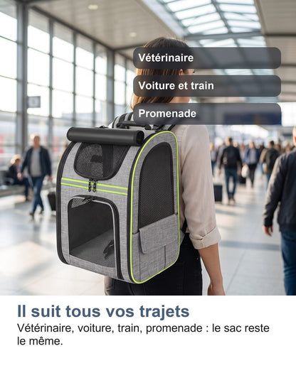 Lo zaino trasportino gatto portato in una stazione